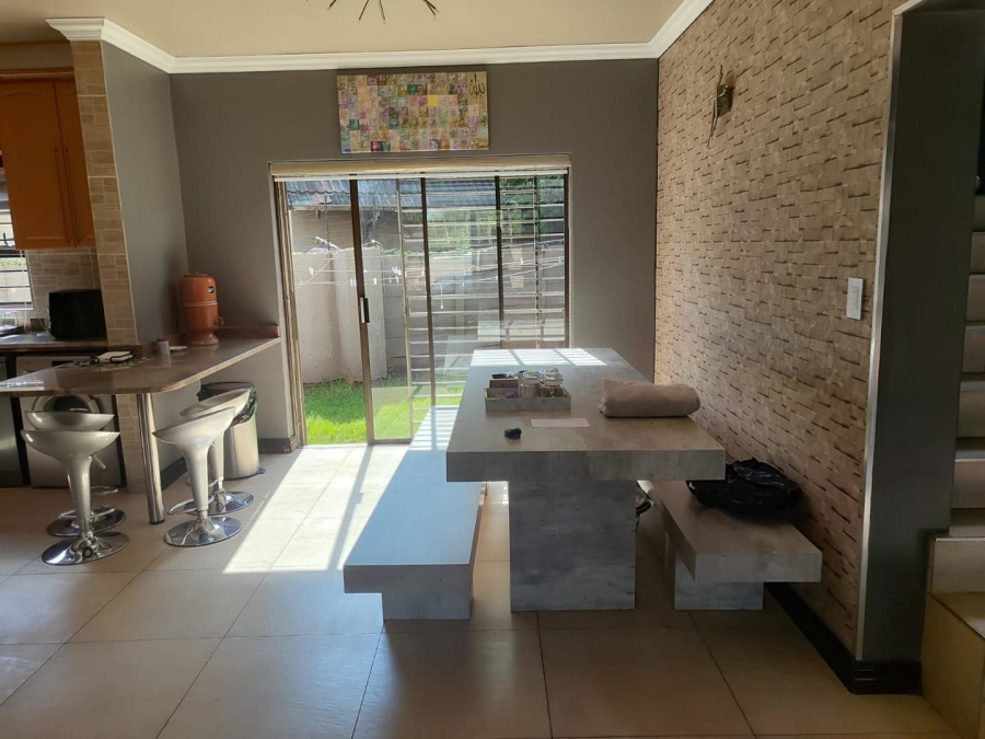 8 Bedroom Property for Sale in Lakefield Gauteng