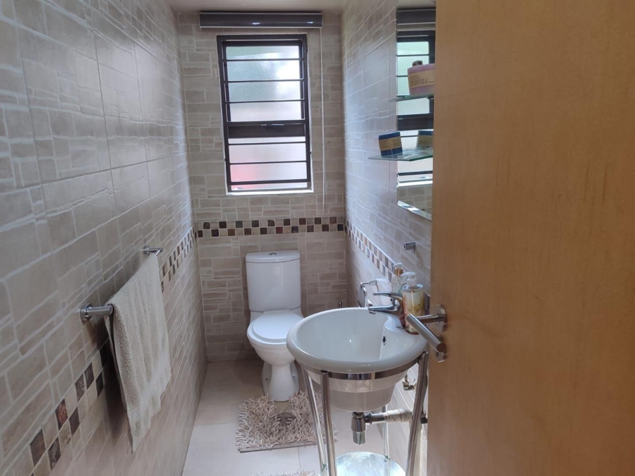8 Bedroom Property for Sale in Lakefield Gauteng