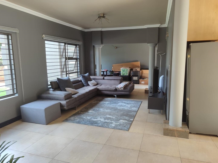 8 Bedroom Property for Sale in Lakefield Gauteng