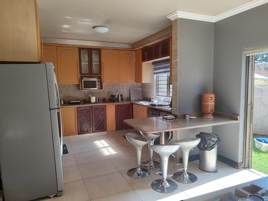 8 Bedroom Property for Sale in Lakefield Gauteng