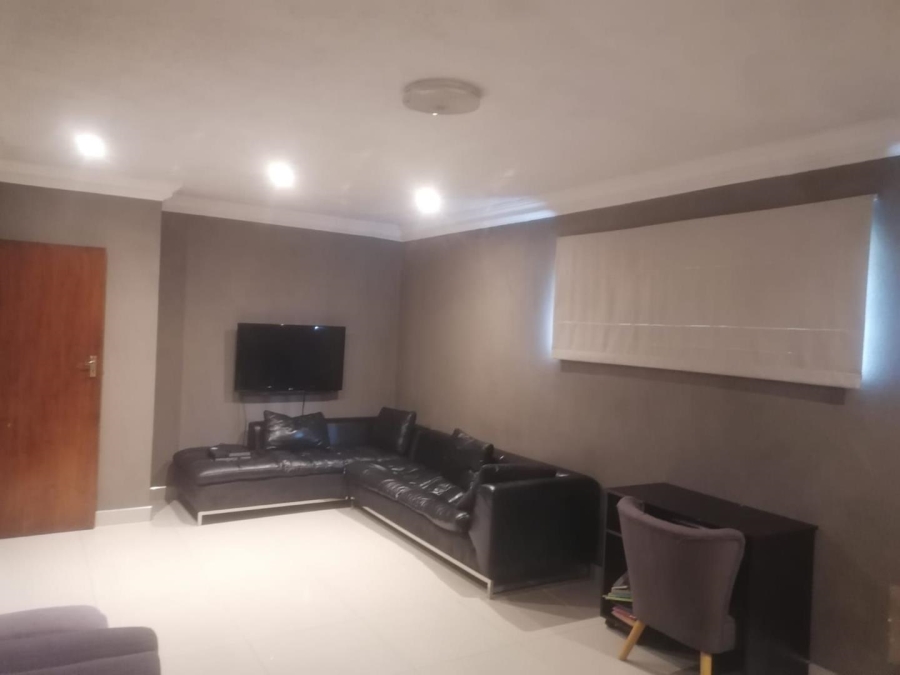 8 Bedroom Property for Sale in Lakefield Gauteng