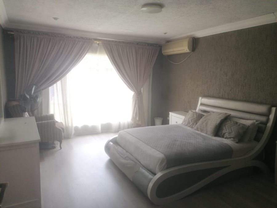8 Bedroom Property for Sale in Lakefield Gauteng