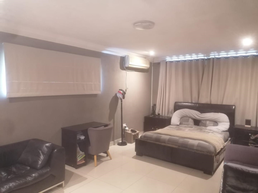 8 Bedroom Property for Sale in Lakefield Gauteng