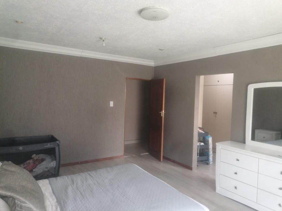 8 Bedroom Property for Sale in Lakefield Gauteng