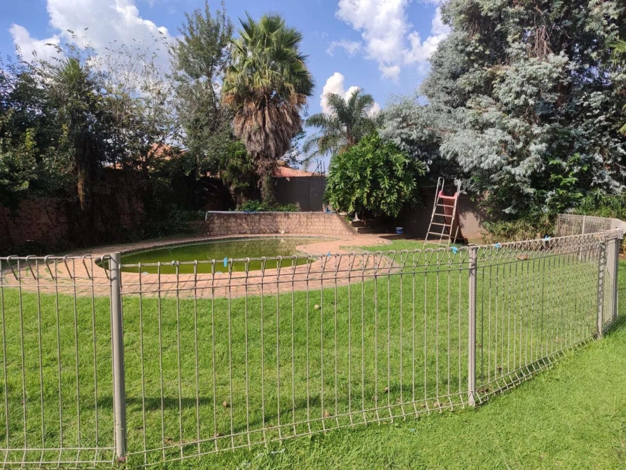8 Bedroom Property for Sale in Lakefield Gauteng
