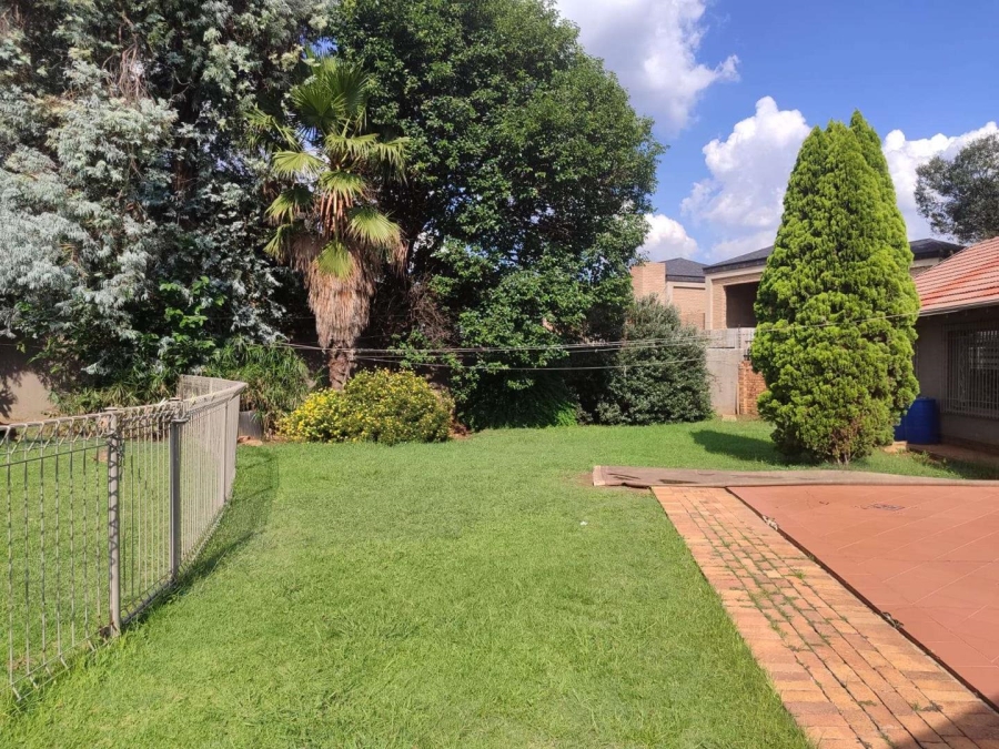 8 Bedroom Property for Sale in Lakefield Gauteng