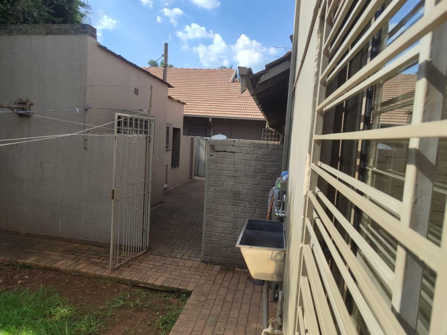 8 Bedroom Property for Sale in Lakefield Gauteng