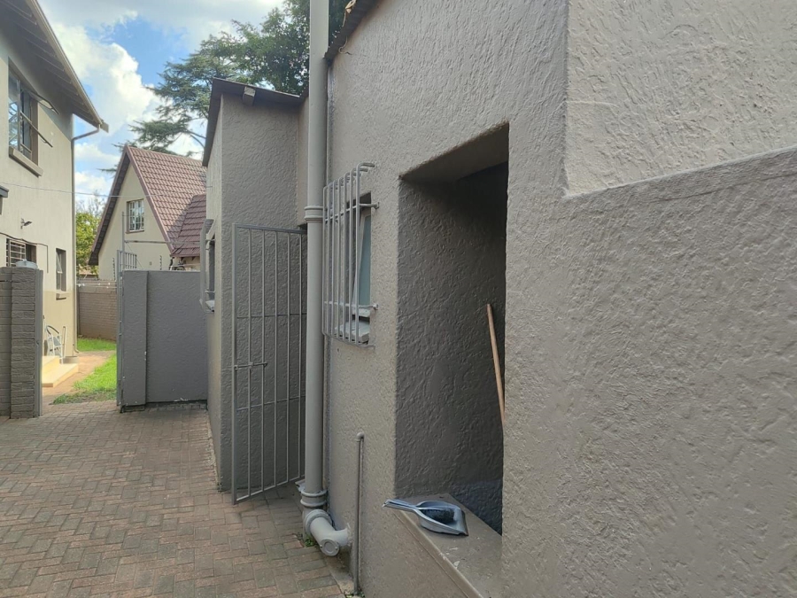 8 Bedroom Property for Sale in Lakefield Gauteng
