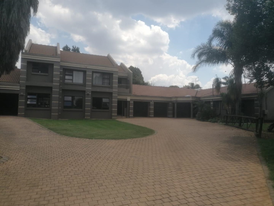 8 Bedroom Property for Sale in Lakefield Gauteng
