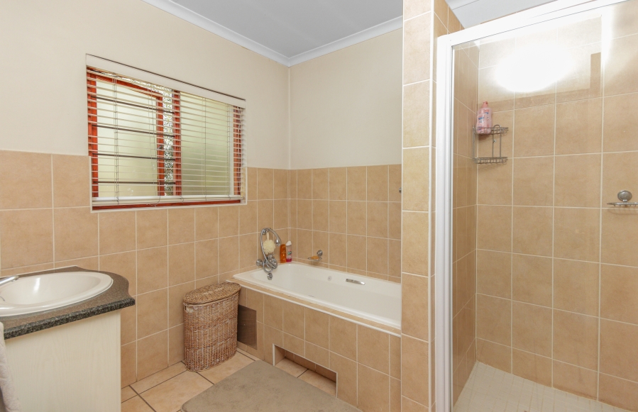 To Let 3 Bedroom Property for Rent in Barbeque Downs Gauteng