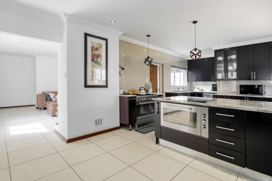 To Let 4 Bedroom Property for Rent in Douglasdale Gauteng