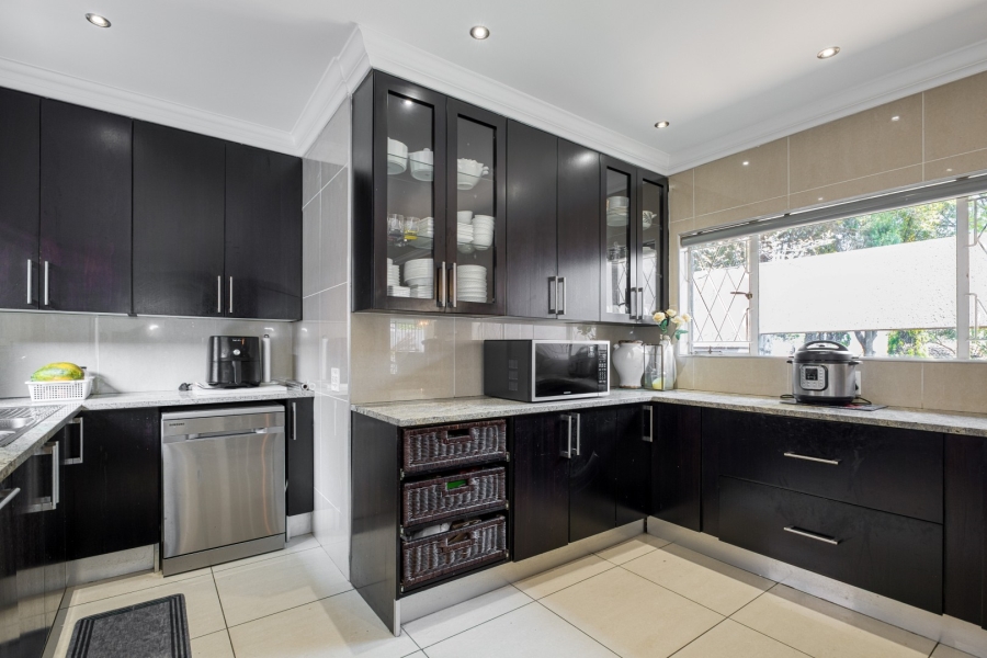 To Let 4 Bedroom Property for Rent in Douglasdale Gauteng