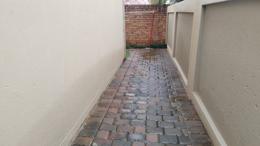 To Let 3 Bedroom Property for Rent in Sonneveld Gauteng