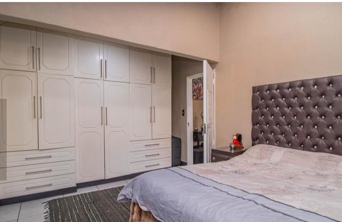 4 Bedroom Property for Sale in Glen Marais Gauteng