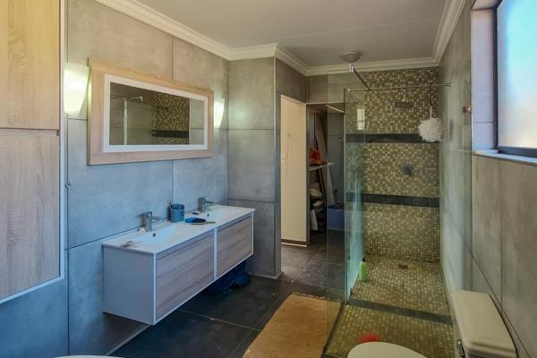 5 Bedroom Property for Sale in Waterkloof Ridge Gauteng