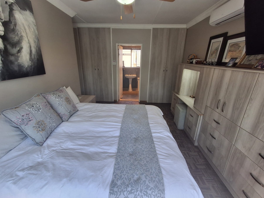 3 Bedroom Property for Sale in Farrarmere Gauteng