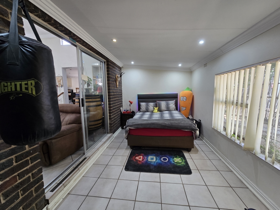 To Let 4 Bedroom Property for Rent in Ruimsig Gauteng