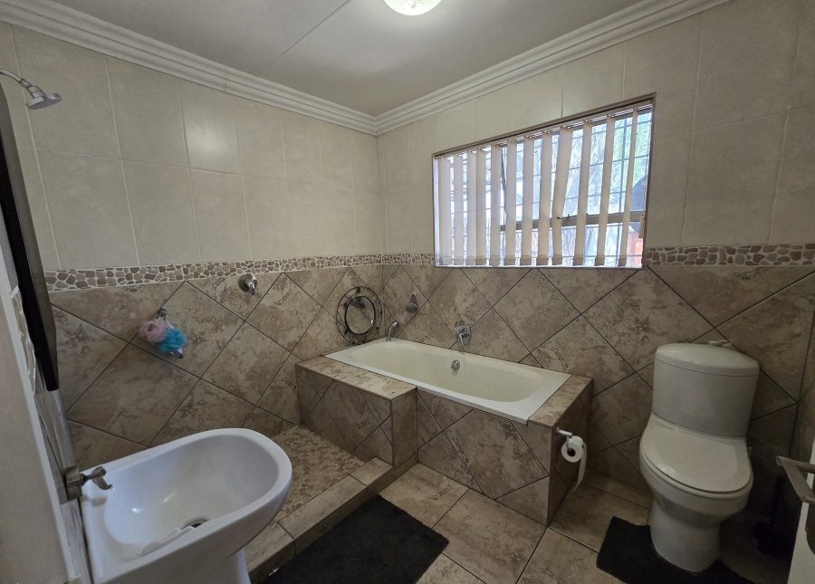 To Let 4 Bedroom Property for Rent in Ruimsig Gauteng
