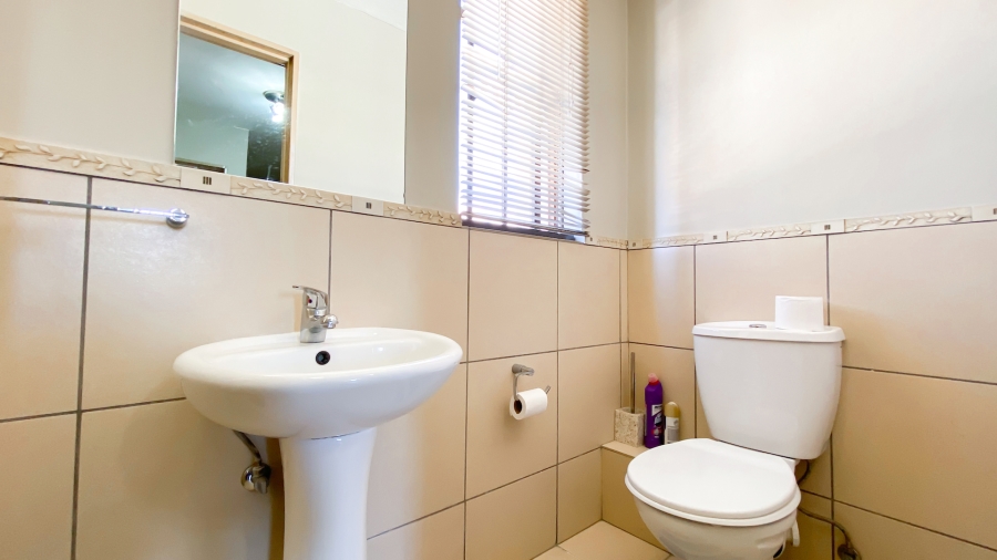 2 Bedroom Property for Sale in Vorna Valley Gauteng