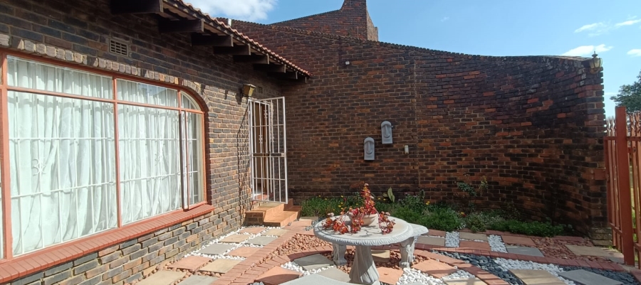 4 Bedroom Property for Sale in Flora Gardens Gauteng