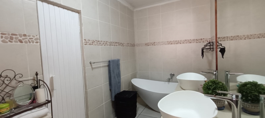 4 Bedroom Property for Sale in Flora Gardens Gauteng