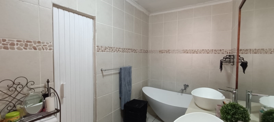4 Bedroom Property for Sale in Flora Gardens Gauteng
