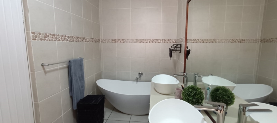 4 Bedroom Property for Sale in Flora Gardens Gauteng