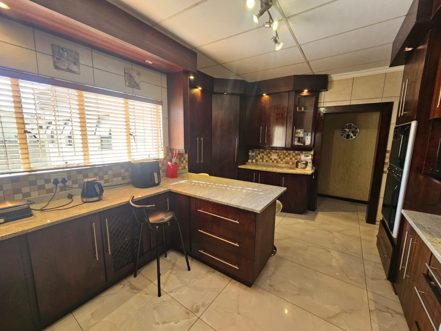 4 Bedroom Property for Sale in Flora Gardens Gauteng