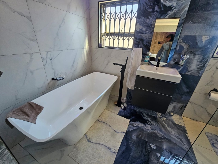 4 Bedroom Property for Sale in Flora Gardens Gauteng