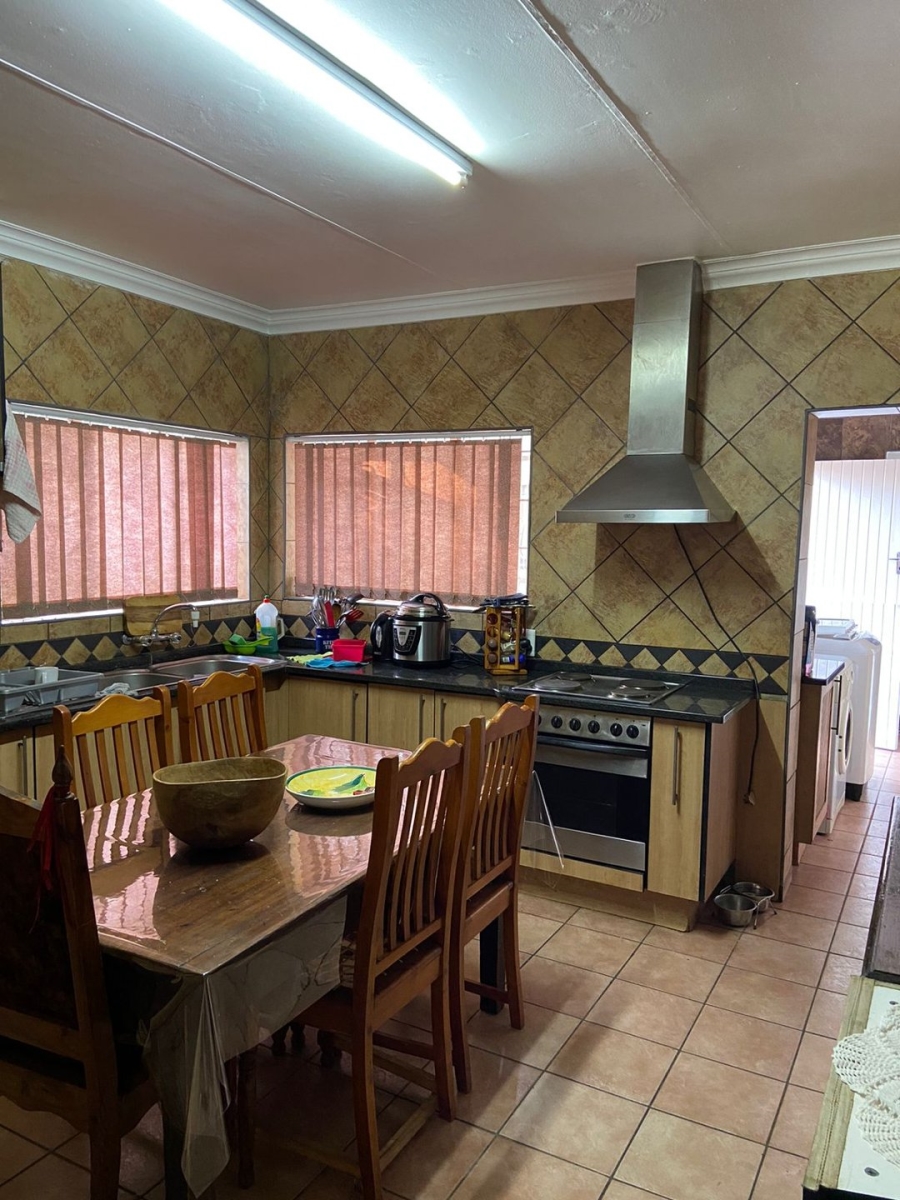 4 Bedroom Property for Sale in Flora Gardens Gauteng