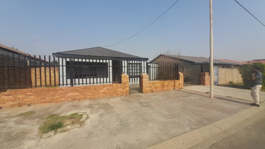 5 Bedroom Property for Sale in Mackenzieville Gauteng