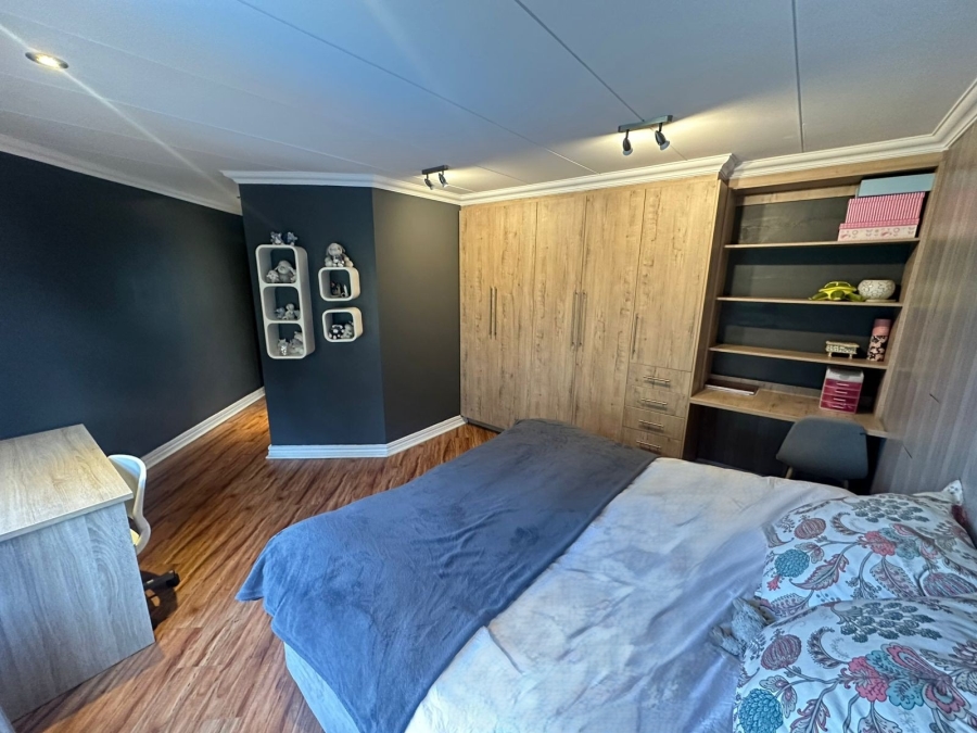 5 Bedroom Property for Sale in Midstream Estate Gauteng