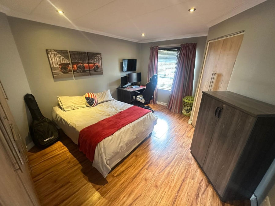 5 Bedroom Property for Sale in Midstream Estate Gauteng