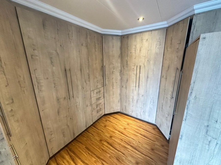 5 Bedroom Property for Sale in Midstream Estate Gauteng