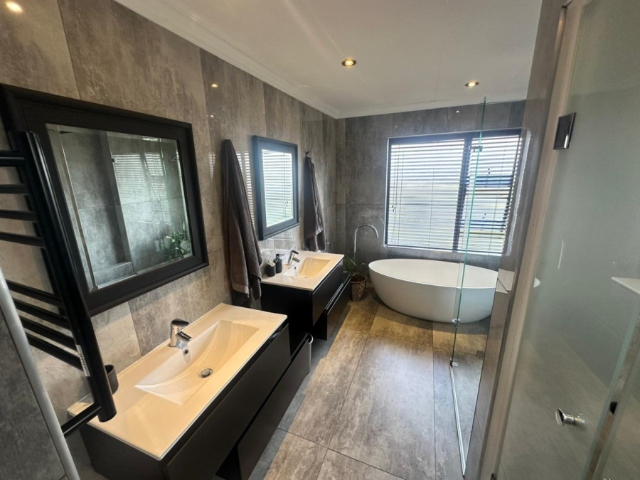 5 Bedroom Property for Sale in Midstream Estate Gauteng