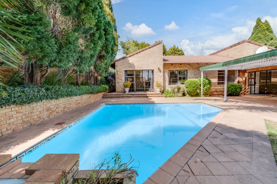 4 Bedroom Property for Sale in Benmore Gardens Gauteng