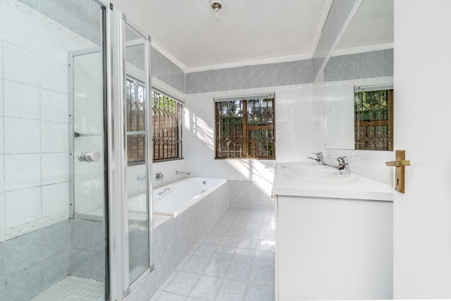 4 Bedroom Property for Sale in Benmore Gardens Gauteng