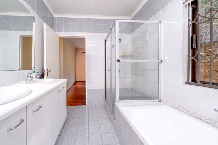4 Bedroom Property for Sale in Benmore Gardens Gauteng