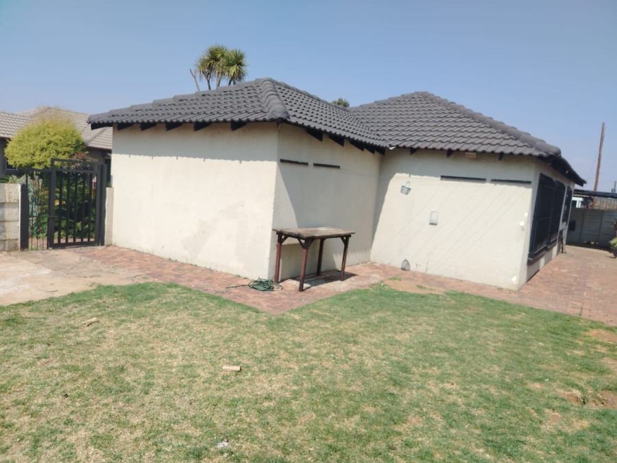 3 Bedroom Property for Sale in Strubenvale Gauteng