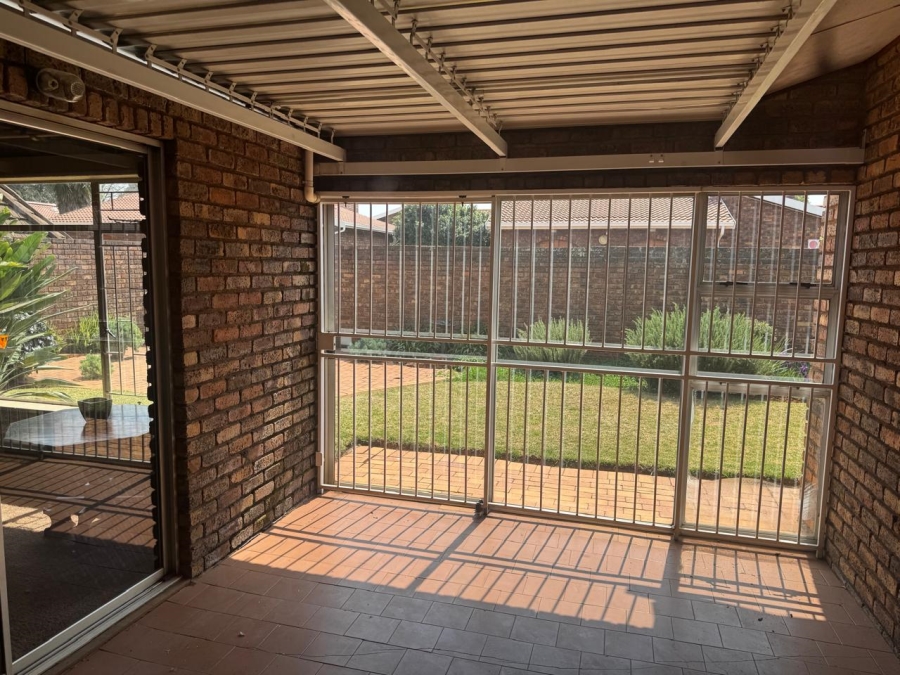 3 Bedroom Property for Sale in Larrendale Gauteng