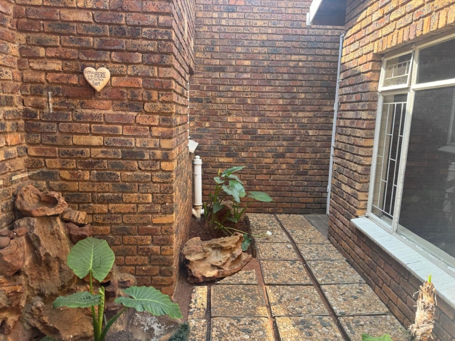 3 Bedroom Property for Sale in Larrendale Gauteng