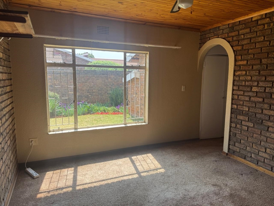3 Bedroom Property for Sale in Larrendale Gauteng