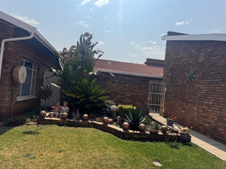 3 Bedroom Property for Sale in Larrendale Gauteng