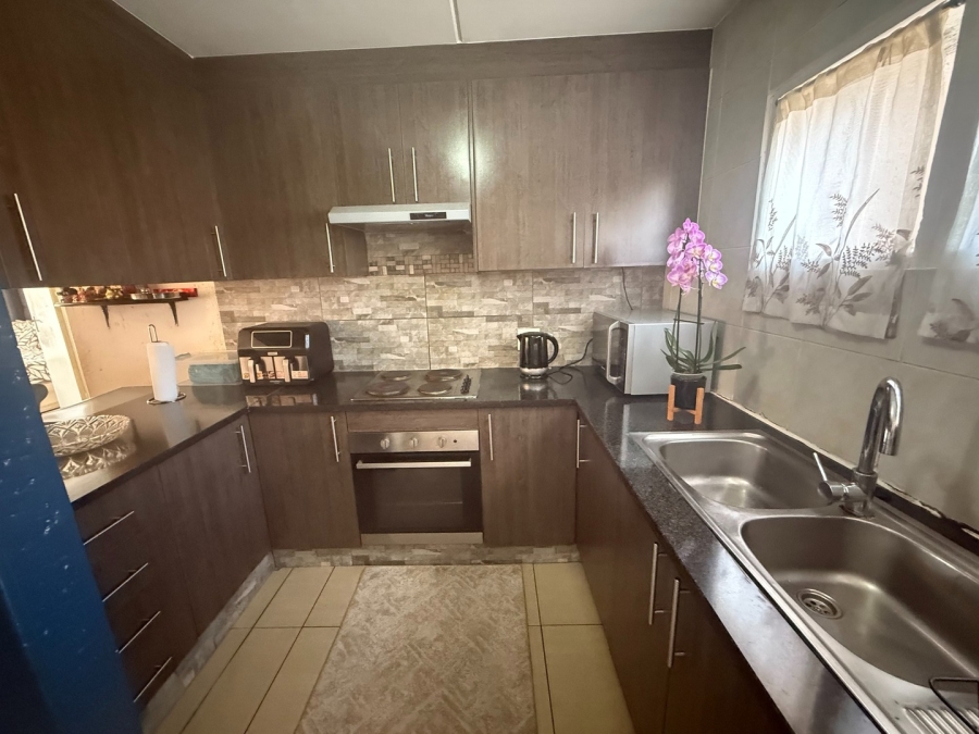 2 Bedroom Property for Sale in Mondeor Gauteng