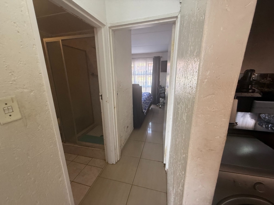 2 Bedroom Property for Sale in Mondeor Gauteng