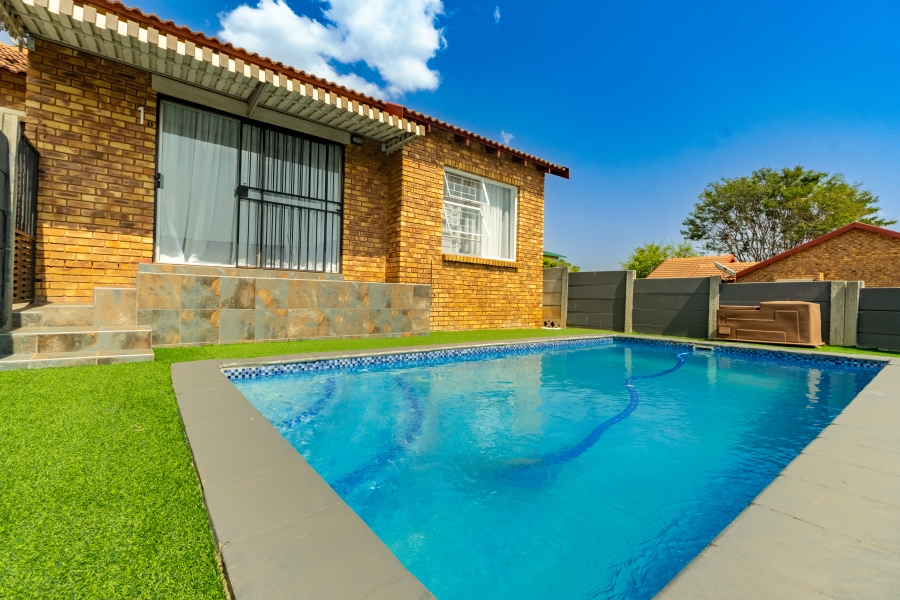 1 Bedroom Property for Sale in Honeydew Ridge Gauteng