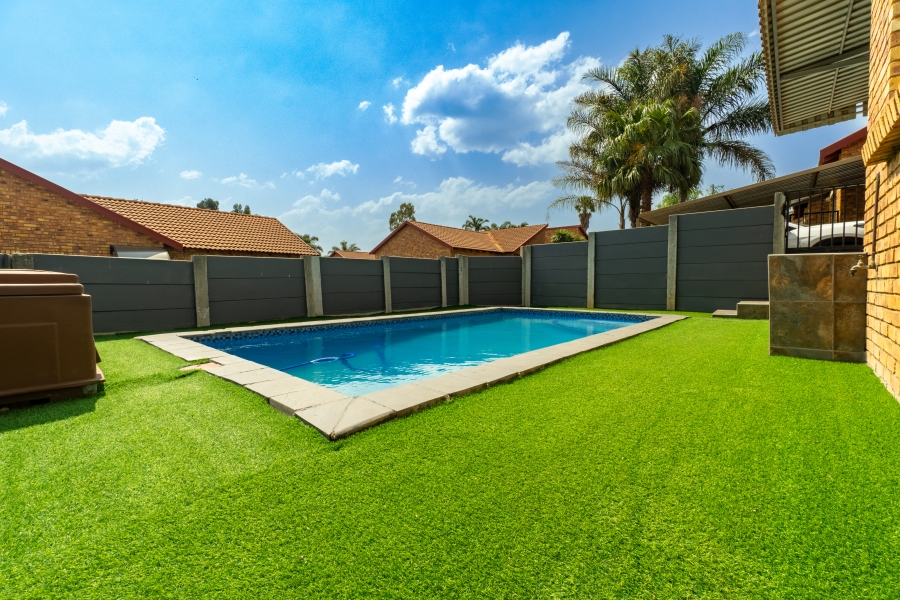 1 Bedroom Property for Sale in Honeydew Ridge Gauteng
