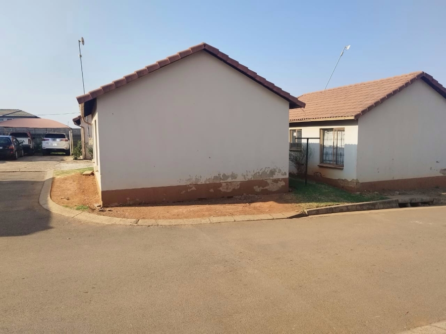 2 Bedroom Property for Sale in Clayville Gauteng