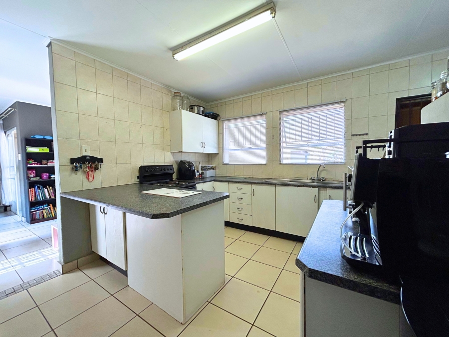 3 Bedroom Property for Sale in Die Hoewes Gauteng