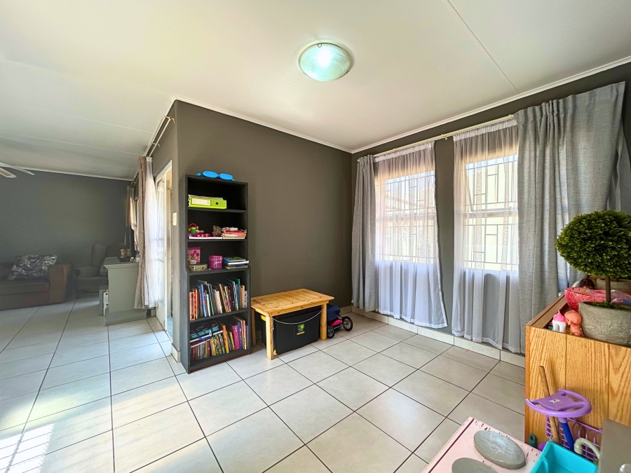 3 Bedroom Property for Sale in Die Hoewes Gauteng